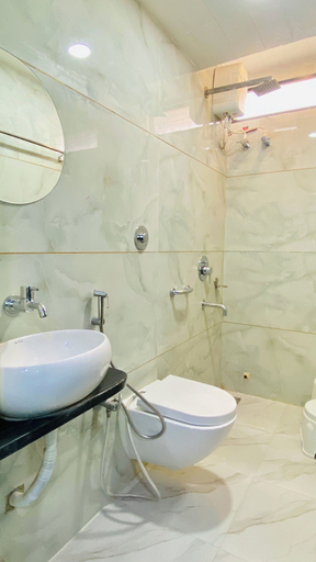 Bathroom 5, Hotel Gurukripa Inn, East Nimar