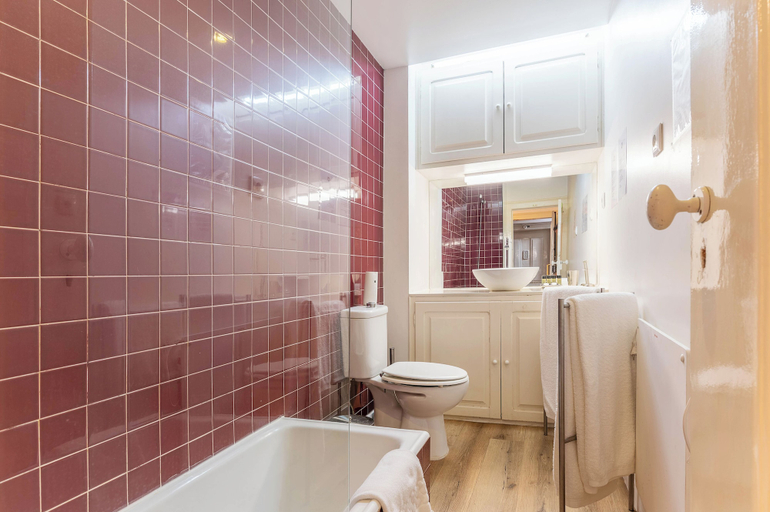 Bathroom, Portas da Sé Apartments, Lisbon