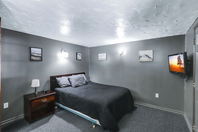 Bedroom 4, Cedar Village Motel, Spokane