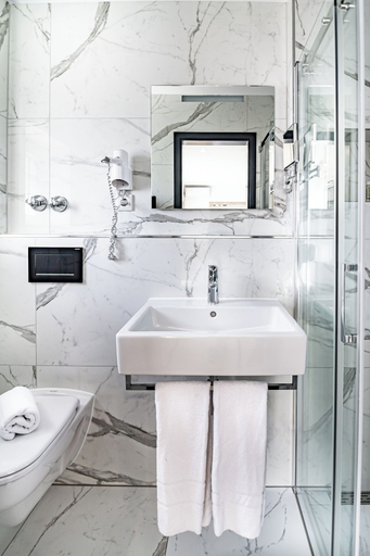 Bathroom 4, Sleep Inn Düsseldorf, Düsseldorf