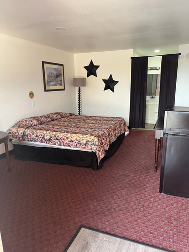 Bedroom 2, Glen Rose Inn and Suites, Somervell