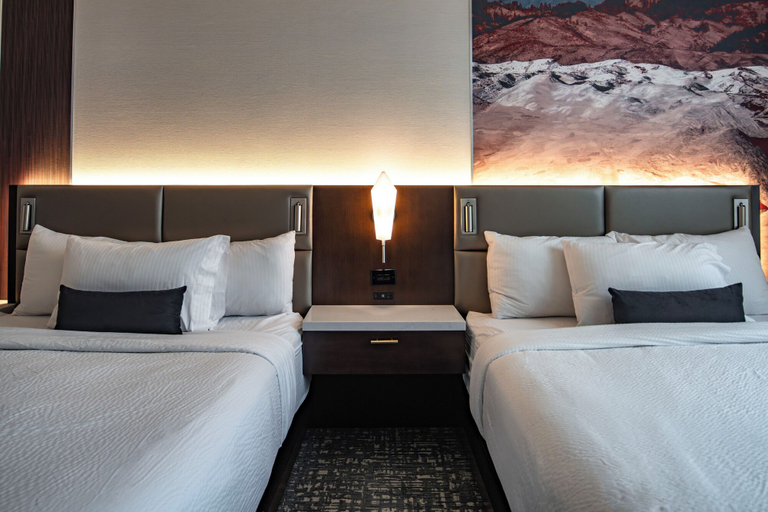 Bedroom 3, Hotel 43, Ada