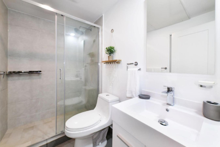 Bathroom 3, Stylish luxury condo, central location, ocean view, pool