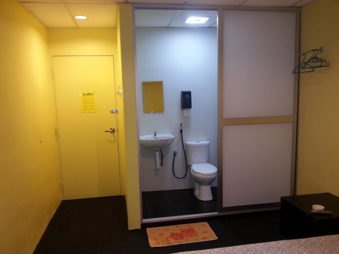 Bathroom 5, Fifty Seven Inn, Batu Pahat