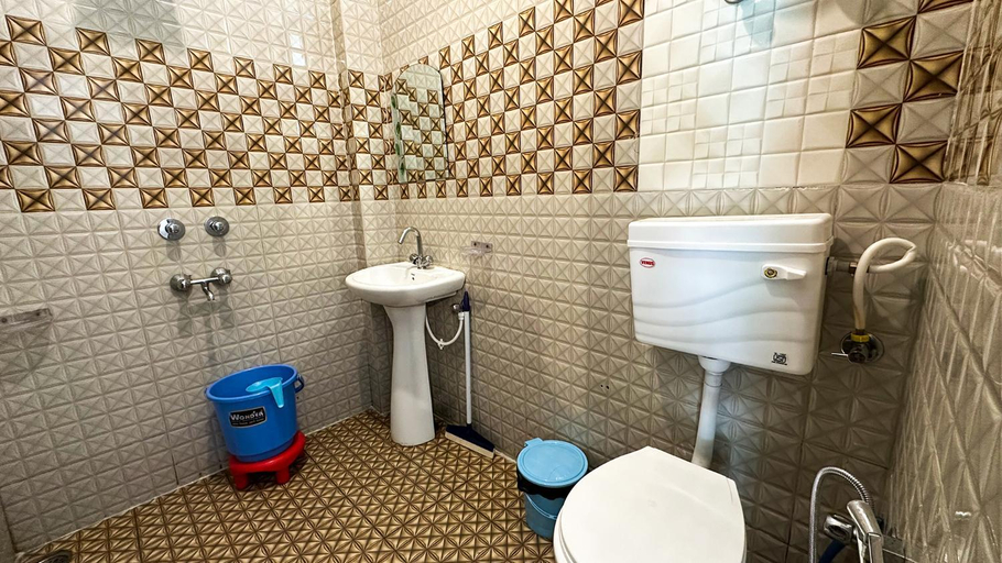 Bathroom 5, Mountain Vista, Kangra