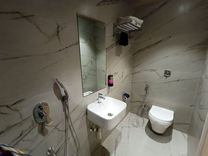 Bathroom 4, Hotel Golden Suites - Near Nesco, Mumbai Suburban