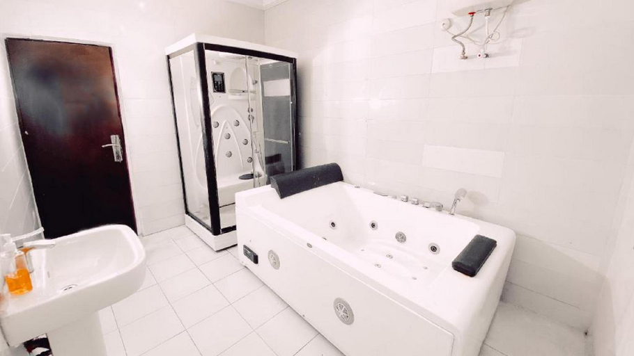 Bathroom 4, Royal Court Lounge & Boutique Hotel, Port Harcourt