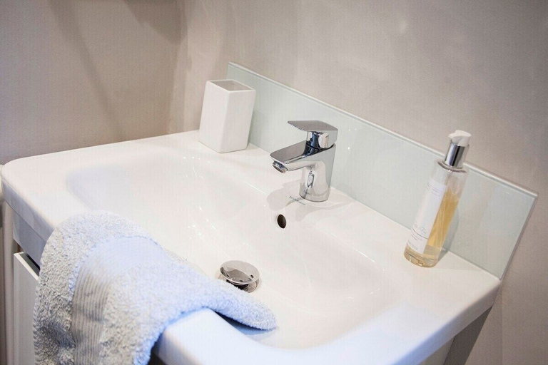Bathroom 4, Stylish Wood Street Apartment, Bath and North East Somerset