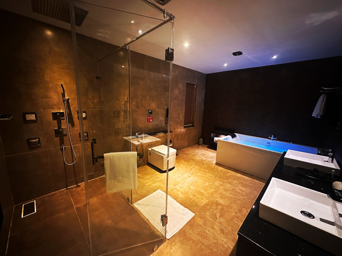 Bathroom 5, Viceroy Luxury Mountain Resort, Idukki