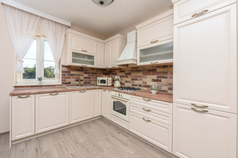 Others 5, Villa Imperia, Novigrad