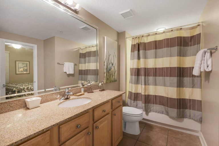 Bathroom 4, Marisol 204, Bay
