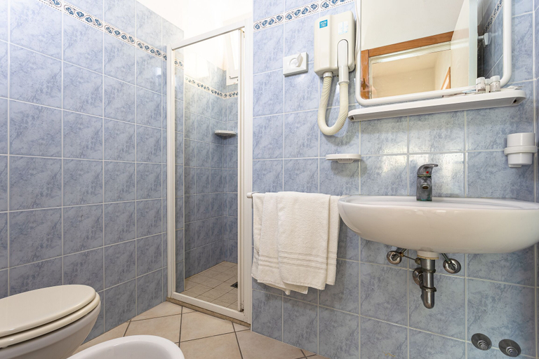 Bathroom 5, Gadames Hotel - Lunch on the Beach, Ravenna