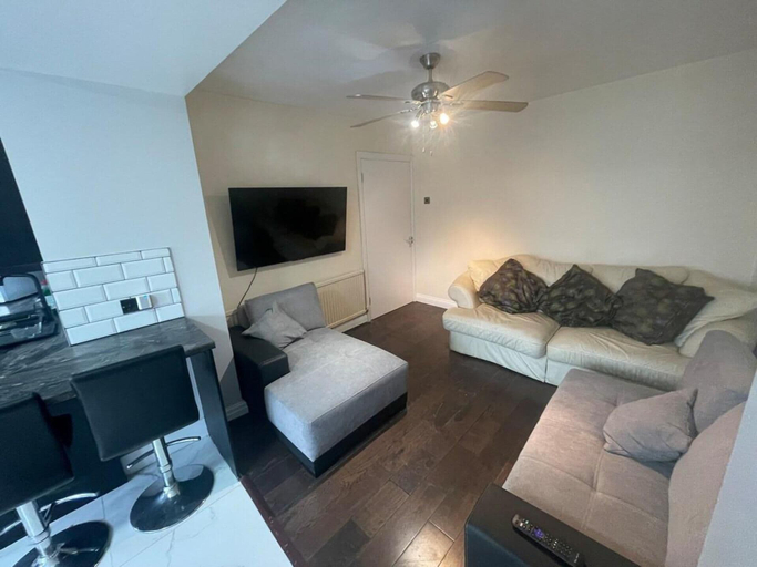 Others 4, Inviting Apartment in Hayes With Garden & Parking, London