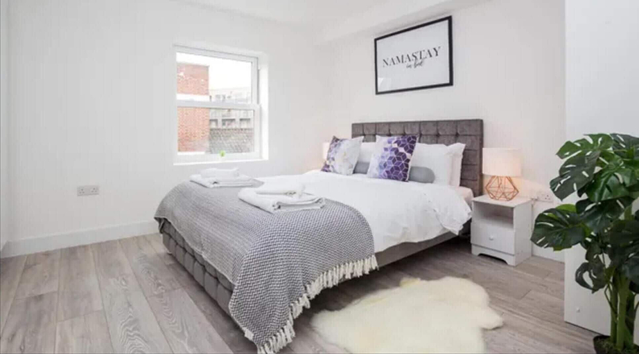 Bedroom, Spacious 1 bed Flat With View, London