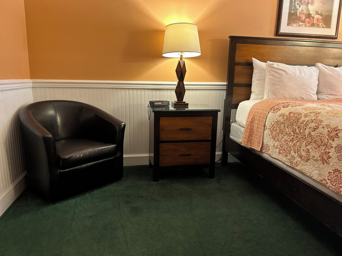 Bedroom 3, County Clare Irish Hotel & Pub, Milwaukee