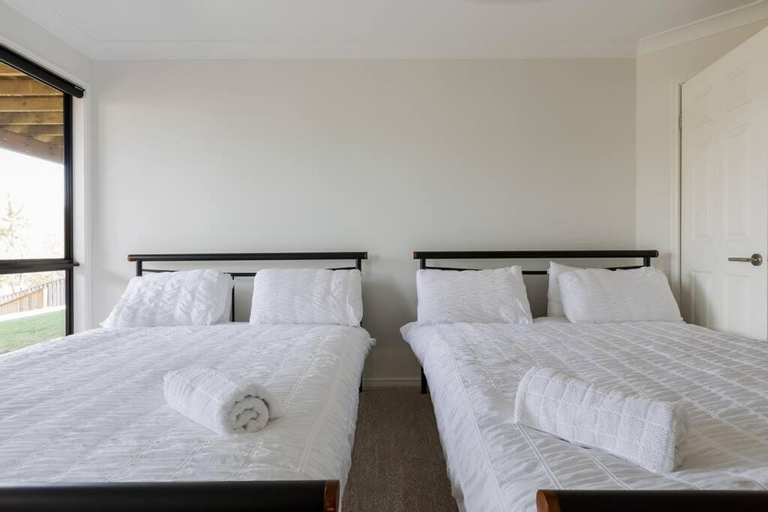 Family Fun Oasis Pool Retreat Near Theme Parks, Gold Coast