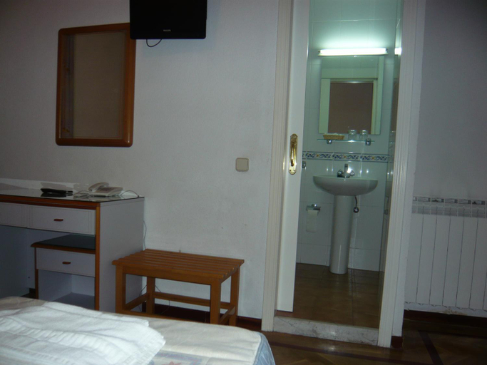 Bathroom 5, Hostal Triana, Madrid