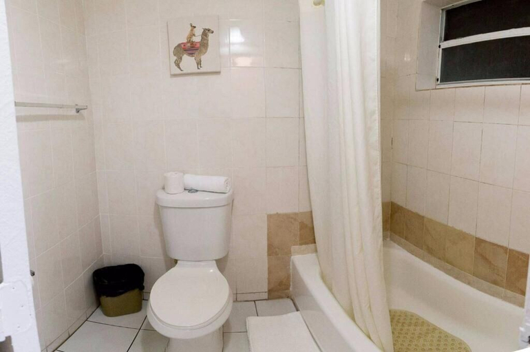 Bathroom, Gables Inn, Miami-Dade