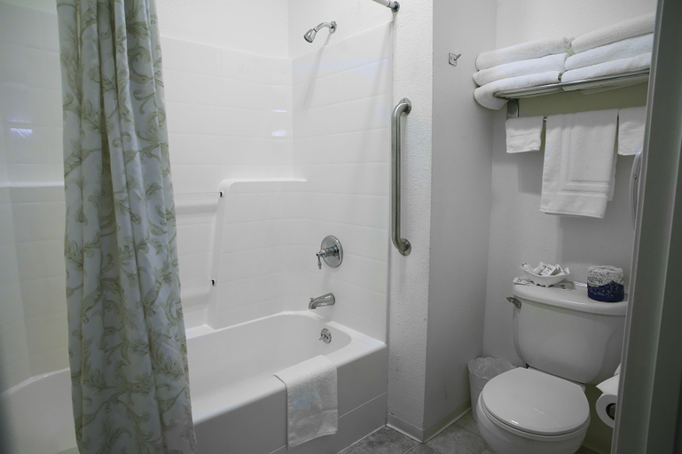 Bathroom 4, Lighthouse Inn, Del Norte