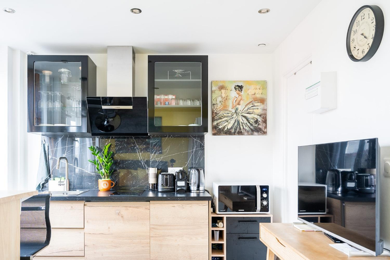 Others 2, Paris Homestay of Happyness, Val-de-Marne