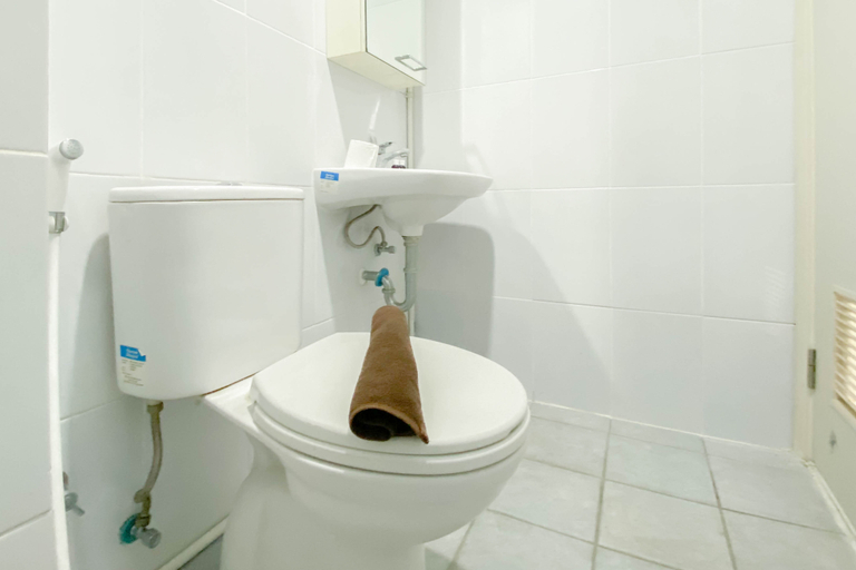 Bathroom 5, Cozy Stay Studio at Patraland Urbano Apartment By Travelio, Bekasi