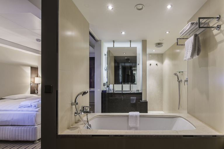 Bathroom 4, Park Inn by Radisson Berlin Alexanderplatz, Berlin