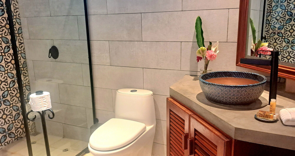 Bathroom 5, El Guayacán, Masaya