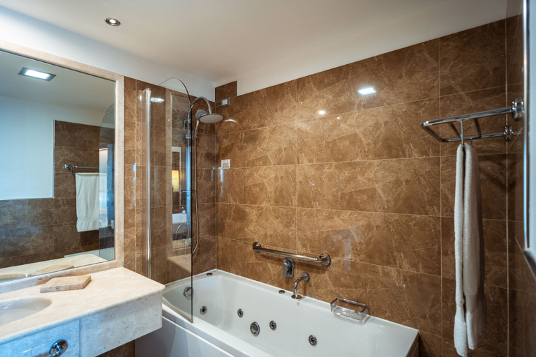 Bathroom 5, Delta Hotels by Marriott Olbia Sardinia, Olbia-Tempio