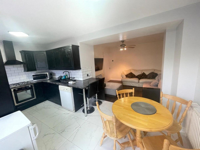 Others 5, Inviting Apartment in Hayes With Garden & Parking, London