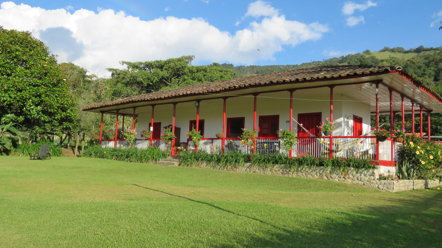 Exterior & Views