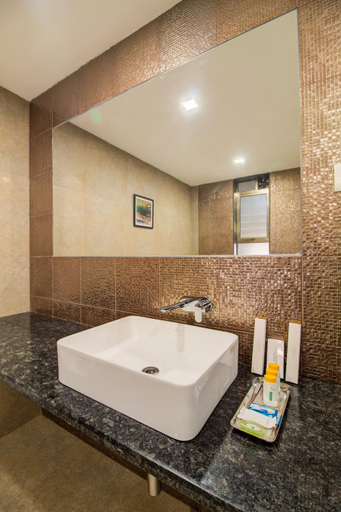 Bathroom 4, Hotel Mountain Breeze, Satara