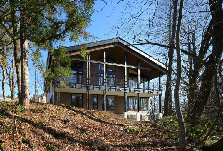 Exterior & Views