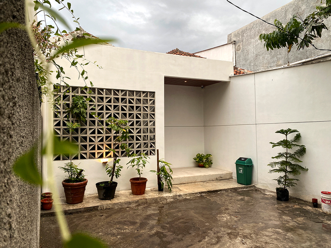 Exterior 1