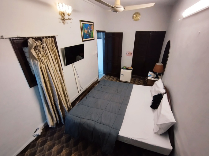 Others 4, Hilltop Hotel, Karachi