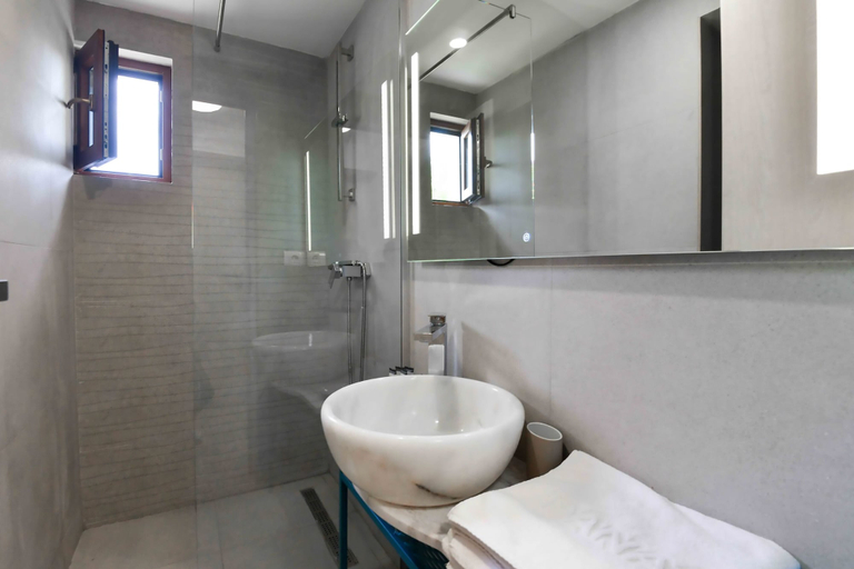 Bathroom 5, Dana Resort, Mangalia