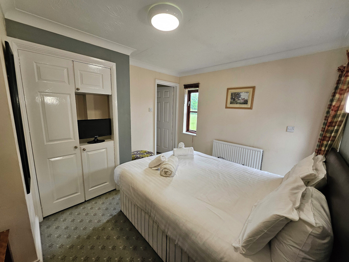 Bedroom 2, Marsh Farm Hotel, Wiltshire