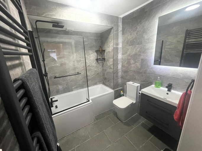 Bathroom 3, Inviting Apartment in Hayes With Garden & Parking, London