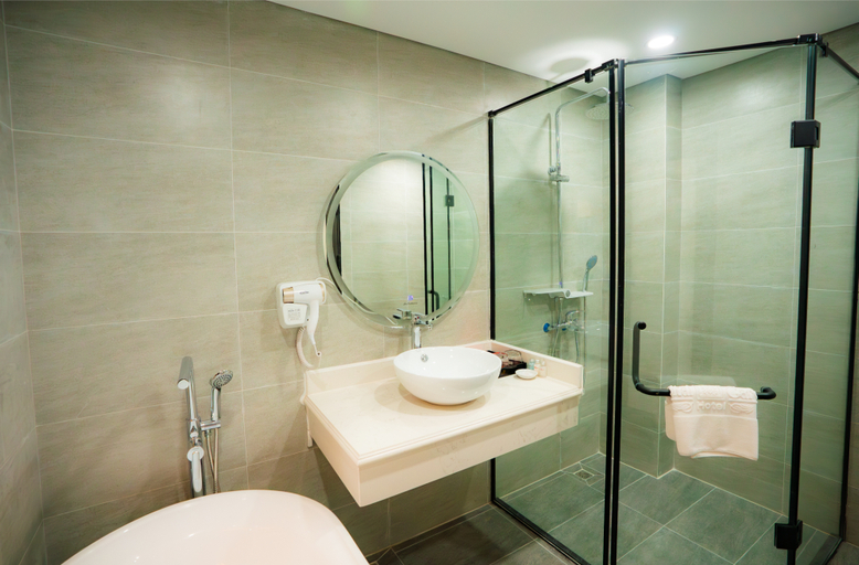 Bathroom 4, Capital Garden Hotel, Đống Đa