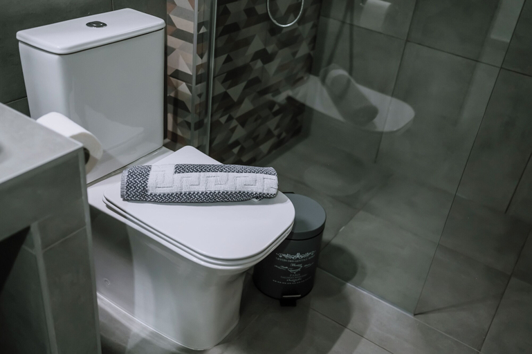 Bathroom 4, Crystal Studios, Central Macedonia