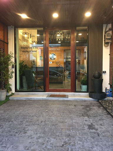 Tree​ for​ rest​ poshtel, Don Muang