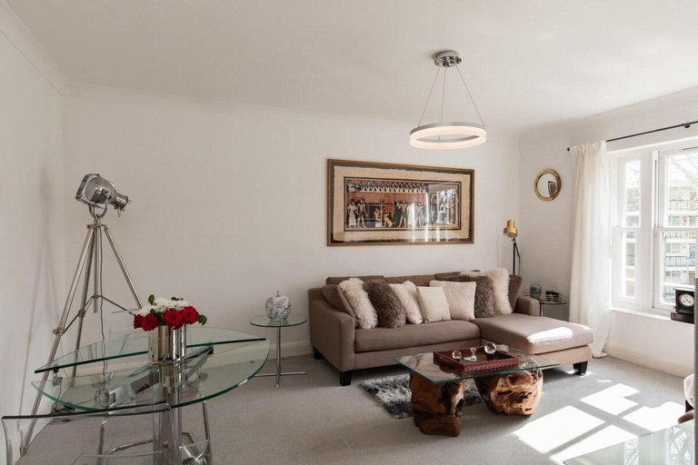 Living area 2, Immaculate 1-bed Apartment in London, London