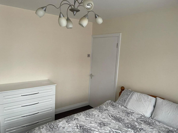 Bedroom 2, Inviting Apartment in Hayes With Garden & Parking, London