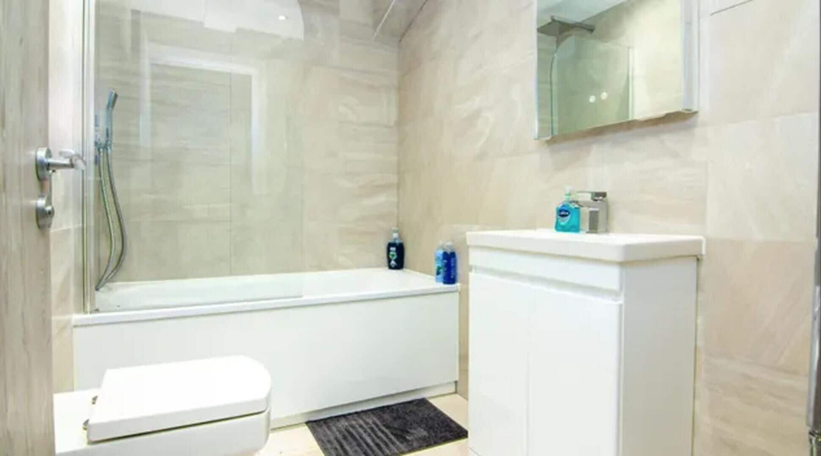 Bathroom, Spacious 1 bed Flat With View, London