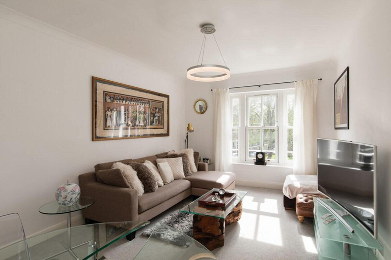 Living area 4, Immaculate 1-bed Apartment in London, London