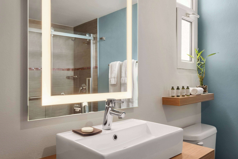 Bathroom 4, TRYP by Wyndham Isla Verde