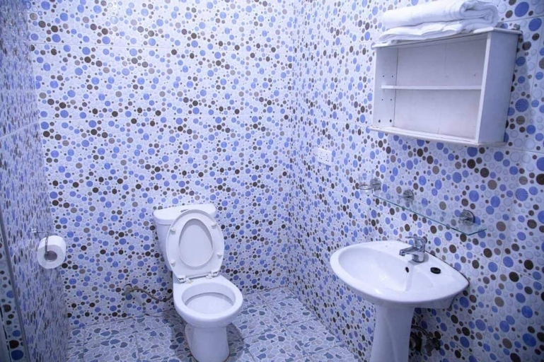 Bathroom, Hotel Lily, Tema