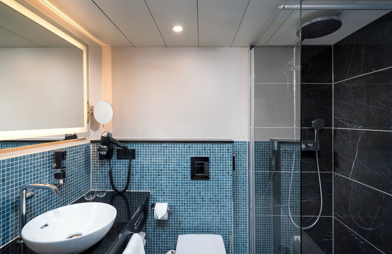 Bathroom 5, Leonardo Royal Hotel Frankfurt, Frankfurt am Main