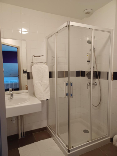 Bathroom 2, Auberge La Peniche, Allier