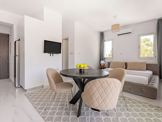 Others 5, Sanders Cruise - Lovely Studio Apt With Balcony