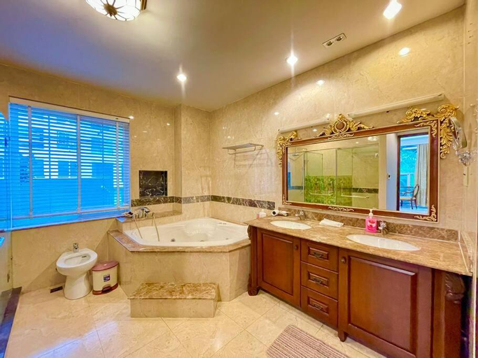 Bathroom 16